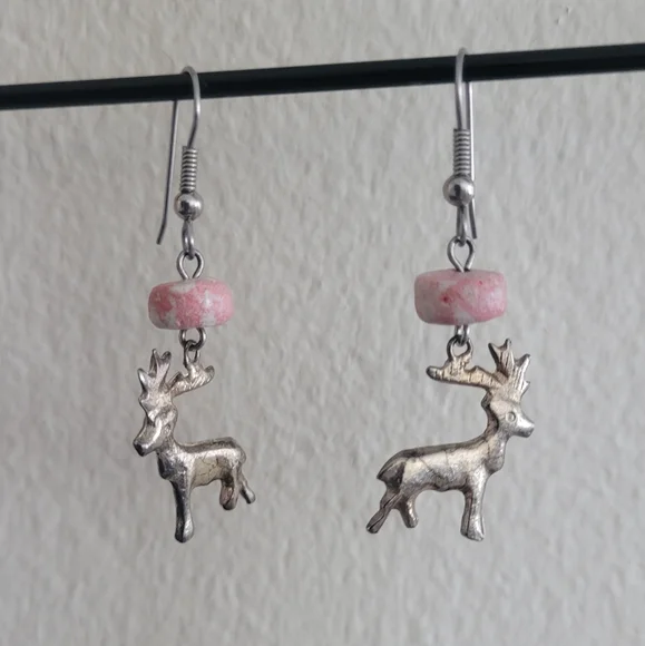 Vtg silver reindeer with pink and white marbled wheel dangle earrings - Picture 1 of 3